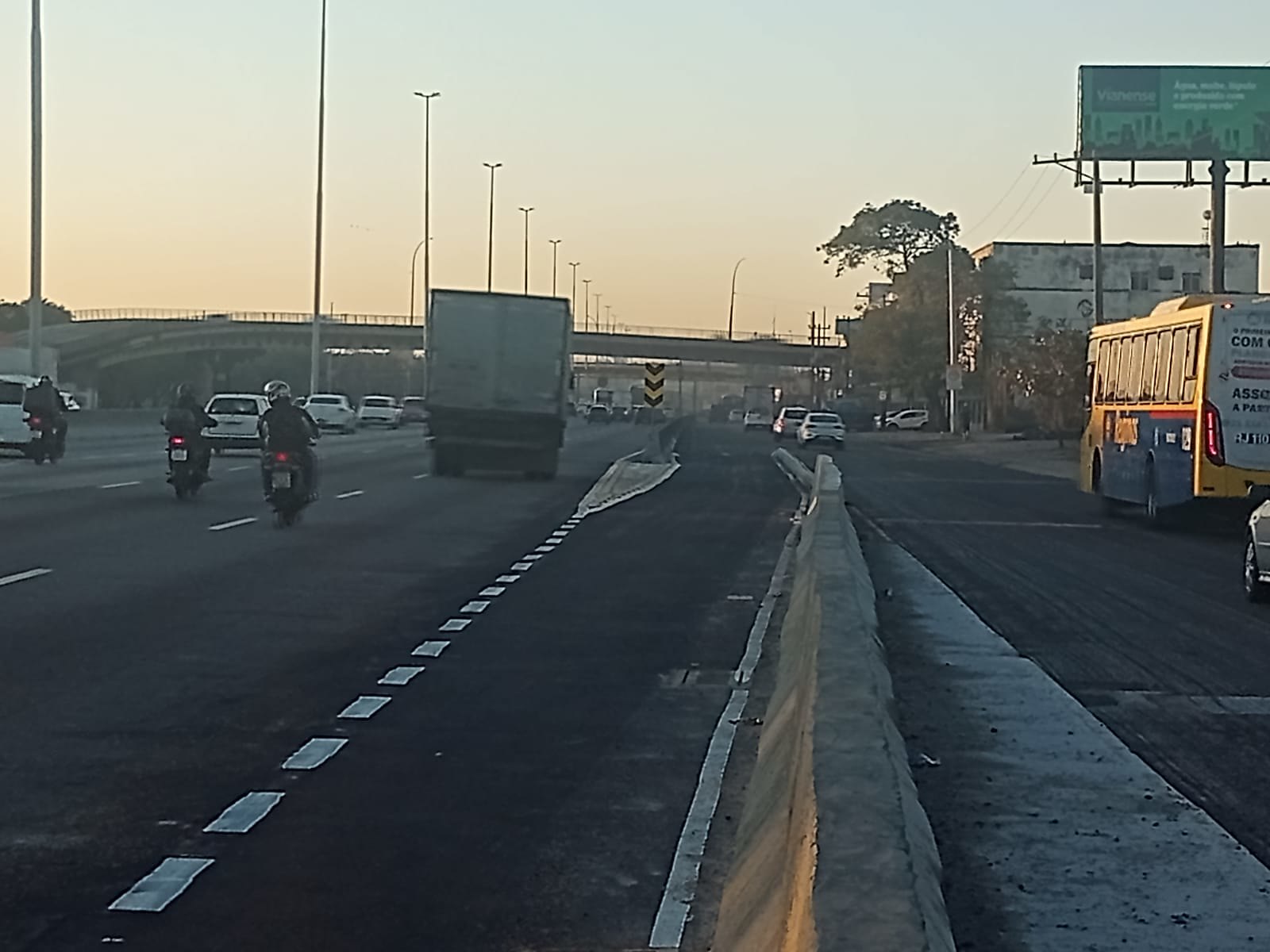Pista central da Avenida Brasil tem nova agulha de acesso para a Penha - Prefeitura da Cidade do Rio de Janeiro