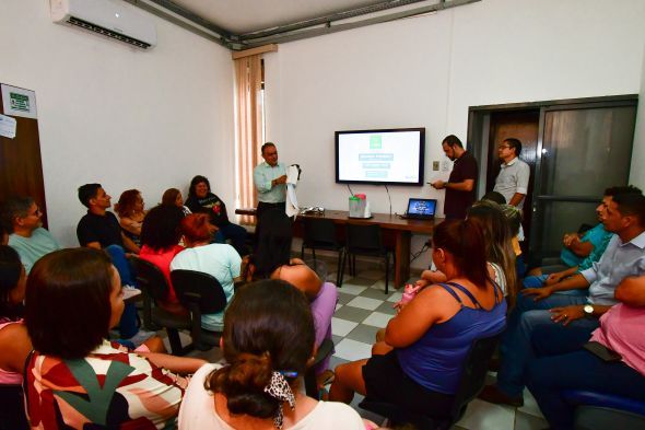 Prefeitura de Cuiab | Secretrio Vuolo faz reunio com permissionrios do Shopping Orla para apresentar projeto de reforma do local