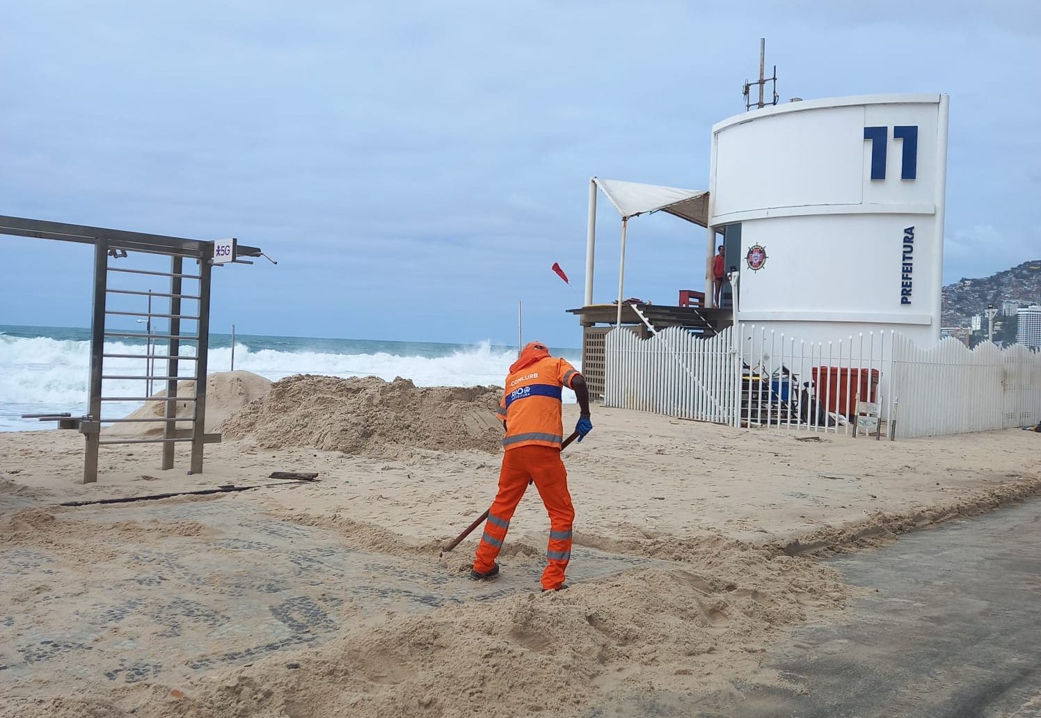 Comlurb faz a limpeza das praias da cidade após forte ressaca - Prefeitura da Cidade do Rio de Janeiro
