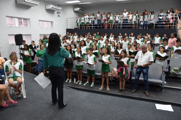 Prefeitura de Cuiab | Estudantes da rede pblica municipal fazem apresentao especial na Praa Alencastro