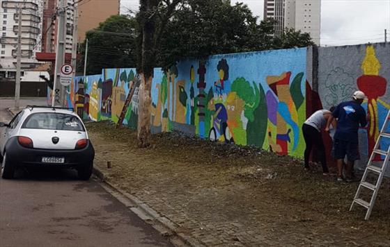 Moradores de Curitiba ganham mural de grafite e rea renovada