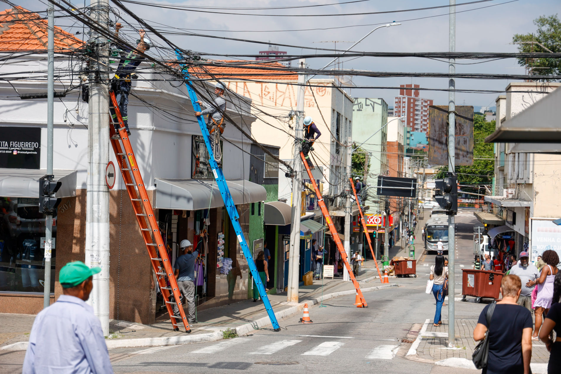 Prefeitura avança com ação para remoção de bagunça em fios de postes no Centro