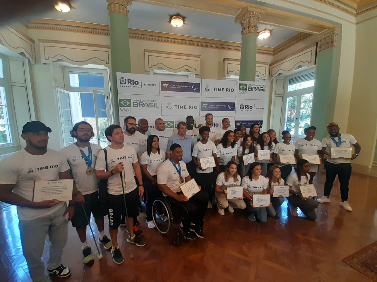 Prefeitura entrega premiação aos atletas do Time Rio que conquistaram medalhas no Pan e Parapan e aumenta o bônus para os Jogos de Paris - Prefeitura da Cidade do Rio de Janeiro