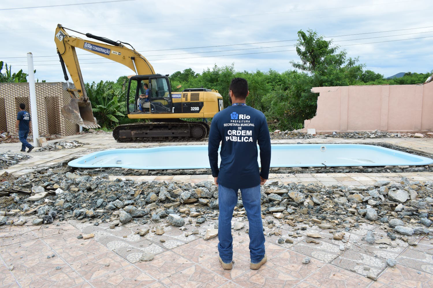 Seop realiza demolição de construção irregular erguida sobre calha de rio, em Santíssimo - Prefeitura da Cidade do Rio de Janeiro