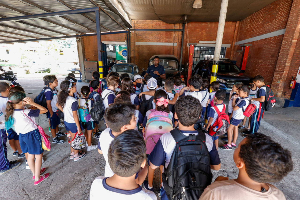 Visita à sede da Guarda Municipal encanta crianças do programa Ludicidadania